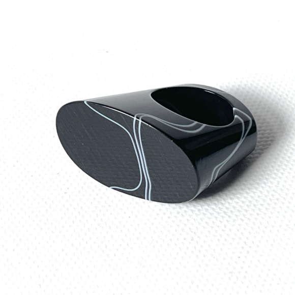 Vintage Size 5 Lucite Black Swirl Ring Oval Slanted Flat Top Geometric Mod - Picture 5 of 10